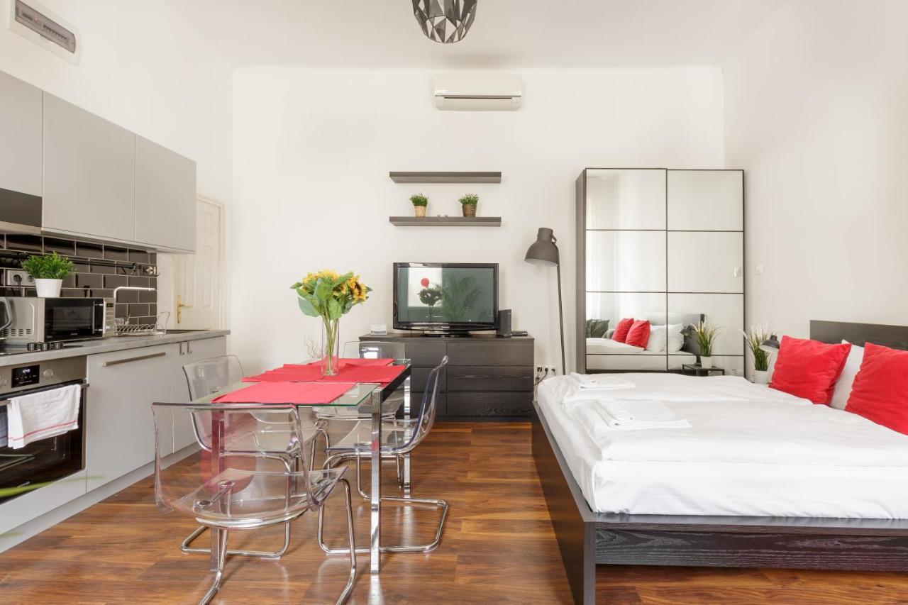 Апартаменти Red Dot Two - New Unit In The Heart Of Party Town Будапешт Екстер'єр фото